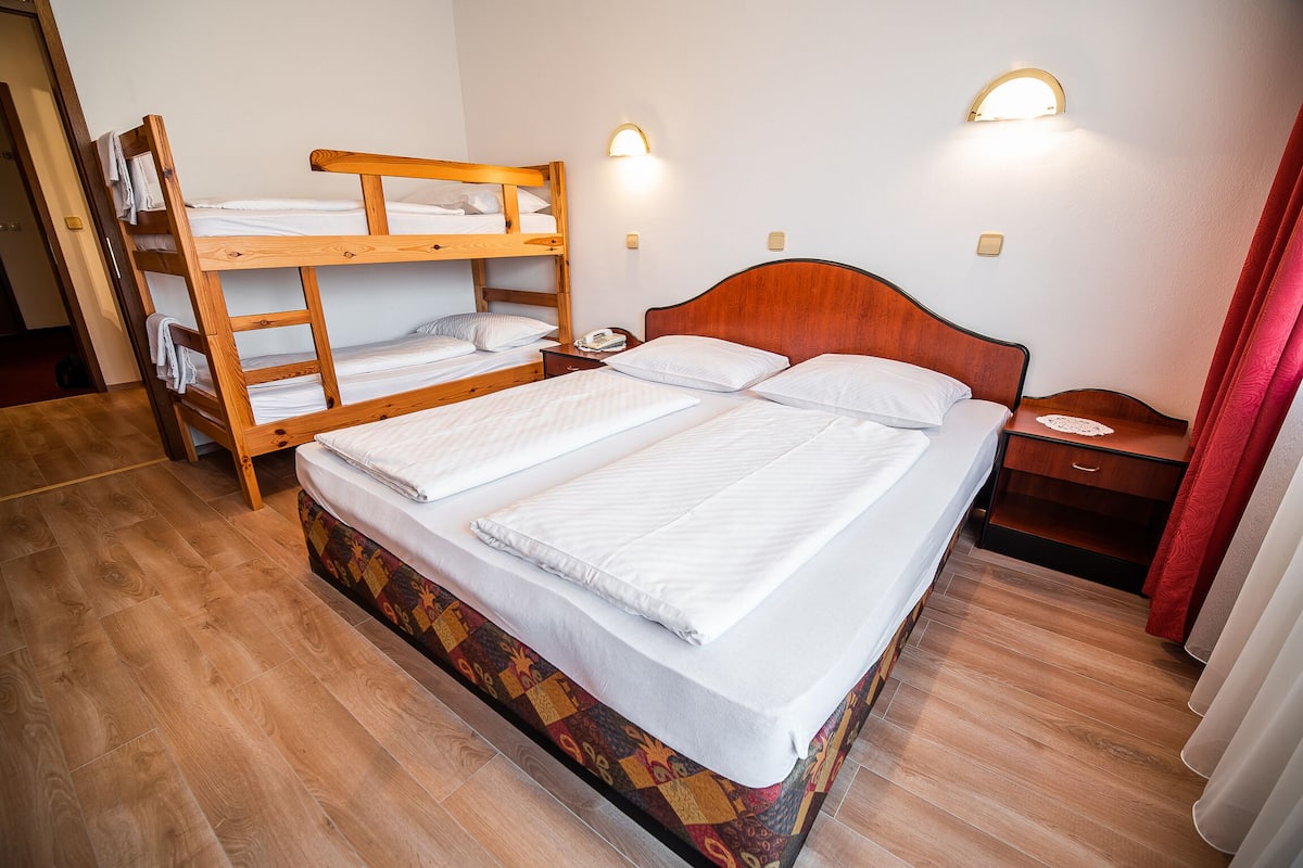 Zimmer (Family room with balcony) | 14 Schlafzimmer, Minibar, kostenloses WLAN, Bettwäsche