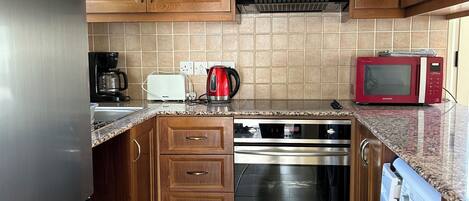 Frigorífico, microondas, horno y placa de cocina