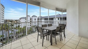 Outdoor dining - Regatta - William Raveis Rentals (Naples)