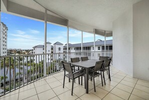 Outdoor dining - Regatta - William Raveis Rentals (Naples)