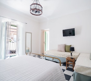 Family Quadruple Room | Desk, laptop workspace, soundproofing, free WiFi - A Calata (Noto)