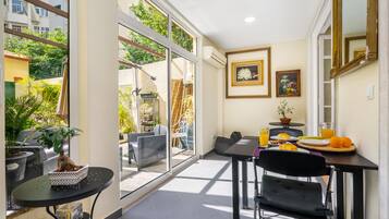 Apartment, 1 Schlafzimmer | Essbereich im Zimmer