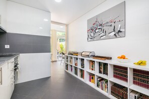 Refrigerador con freezer, microondas, horno, placa de cocina