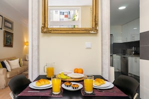 Apartment, 1 Schlafzimmer | Essbereich im Zimmer