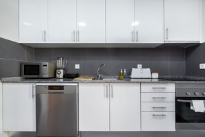 Apartment, 1 Bedroom | Private kitchen | Full-sized fridge, microwave, oven, stovetop - Alameda Patio Hideaway (Lisbon)