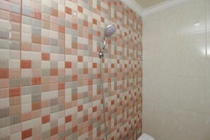Superior Room | Bathroom | Shower, rainfall showerhead, towels