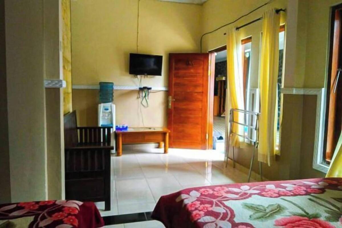 Minibar, escritorio y ropa de cama 