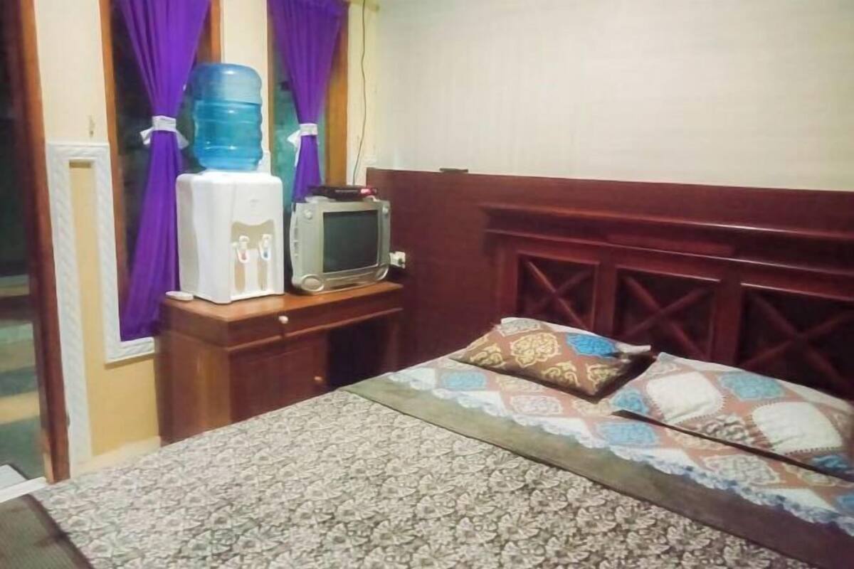 Minibar, escritorio y ropa de cama 