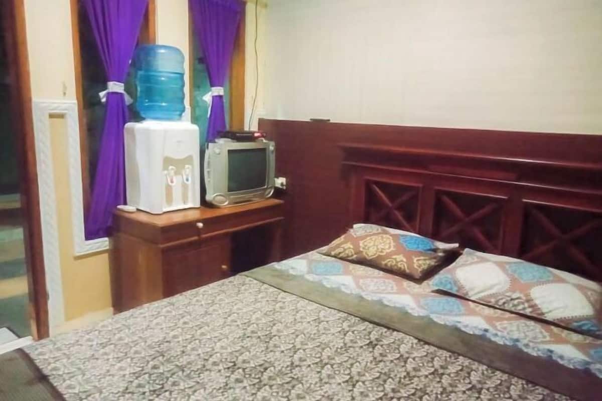 1 slaapkamer, een minibar, een bureau, beddengoed
