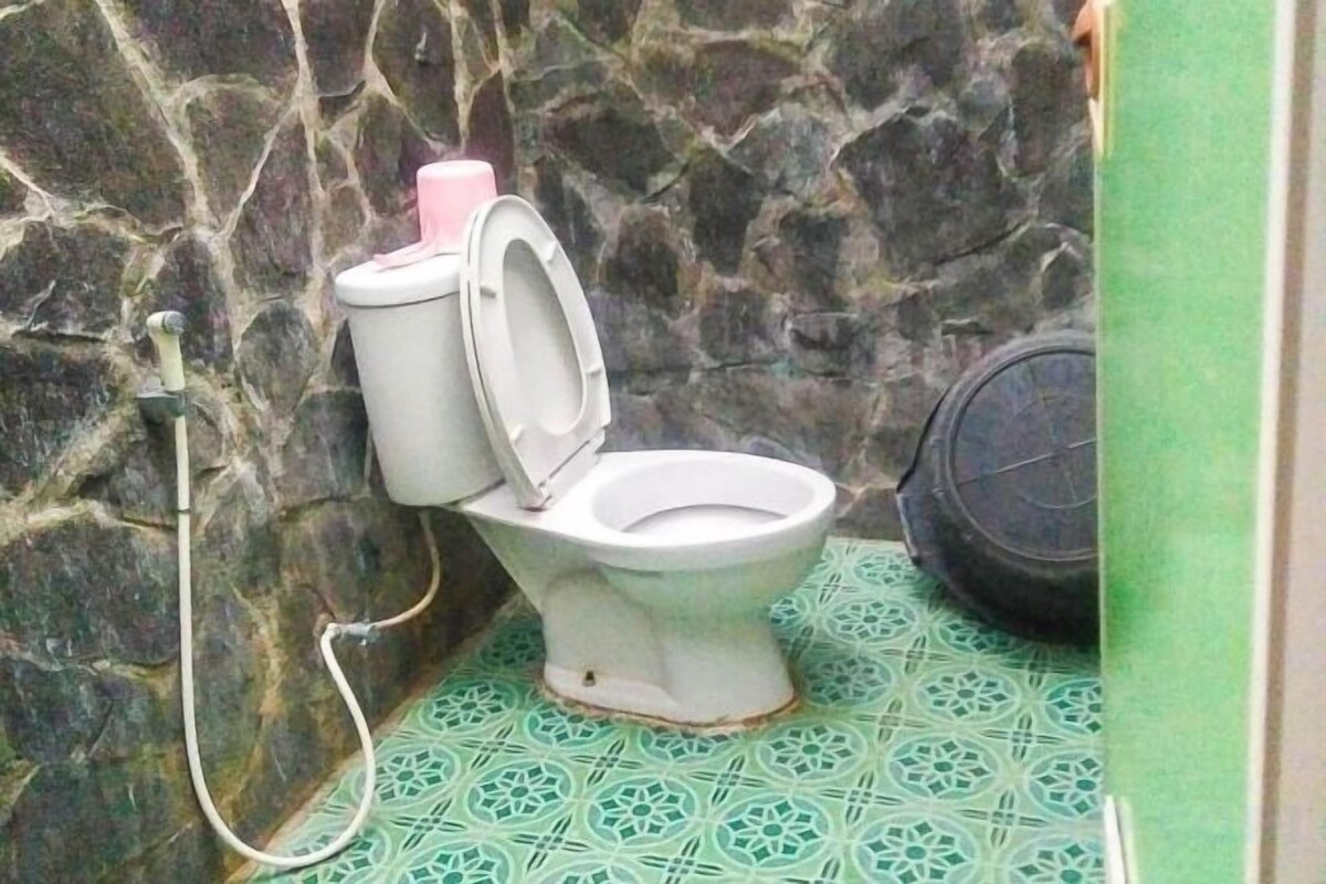 Een douche, gratis toiletartikelen, handdoeken