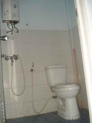 Shower, free toiletries, towels - Hotel Citra Ayu (Labuhan)