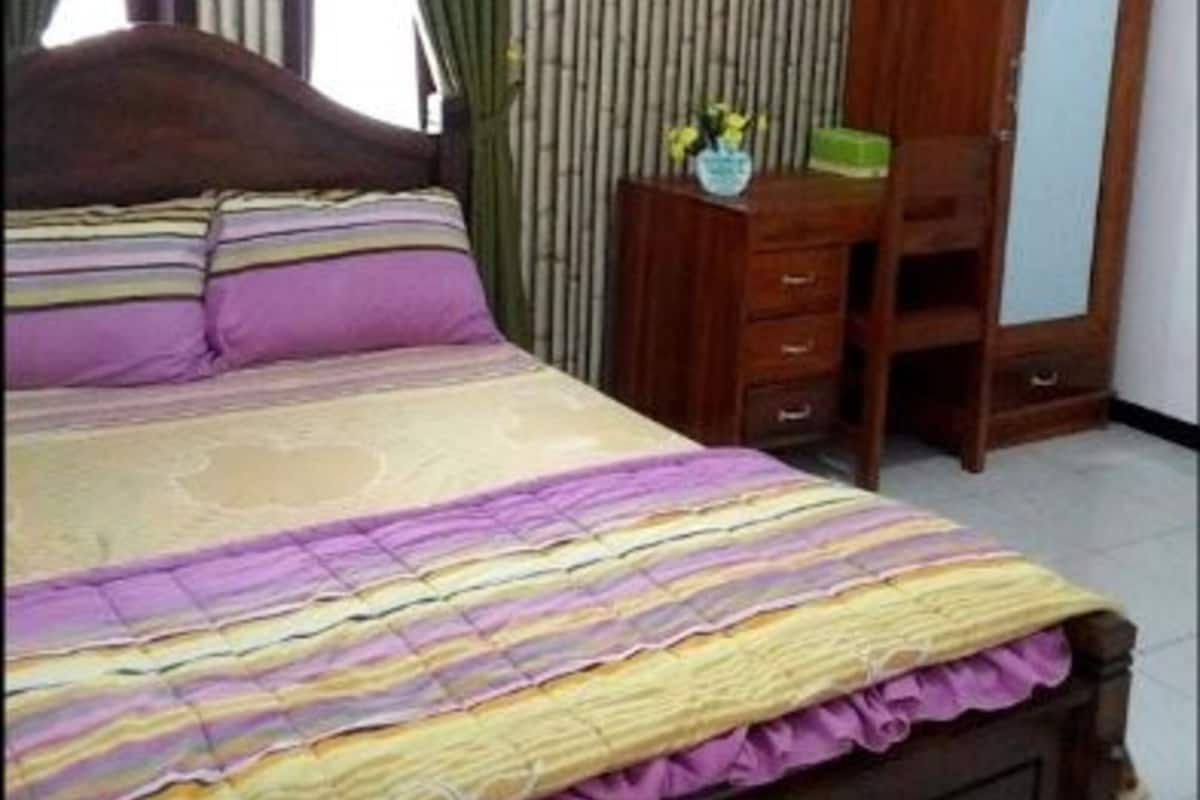 Tabla de planchar con plancha, wifi gratis y ropa de cama 