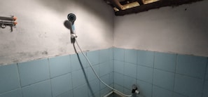 Regadera, amenidades de baño gratuitas, toallas