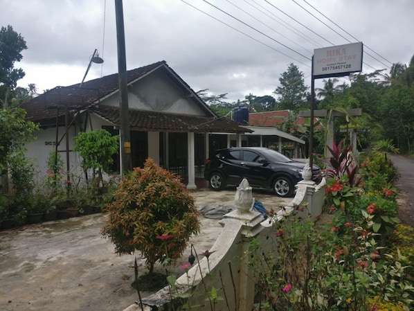 Vista frontal de la propiedad