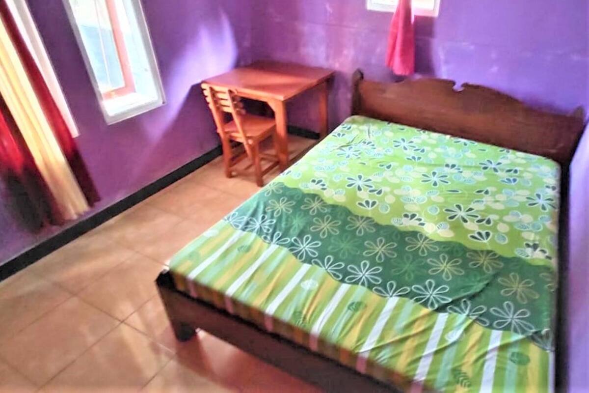 Habitación estándar | Escritorio y ropa de cama