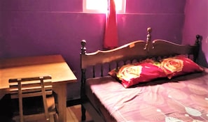 Habitación estándar | Escritorio y ropa de cama