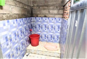 Habitación estándar | Baño | Regadera, amenidades de baño gratuitas, toallas