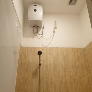 Habitación estándar | Amenidades de baño | Regadera, amenidades de baño gratuitas, toallas 