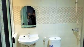 Standard Room | Bathroom | Shower, free toiletries