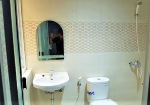 Standard Room | Bathroom | Shower, free toiletries - Guest House 21 Makassar (Makassar)