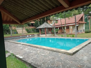 Outdoor pool - Cunang Hill Hotel & Resort (Cilobak)