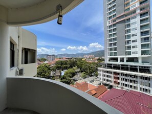 Zweibettzimmer, eigenes Bad | Laptopgeeigneter Arbeitsplatz, kostenloses WLAN, Bettwäsche