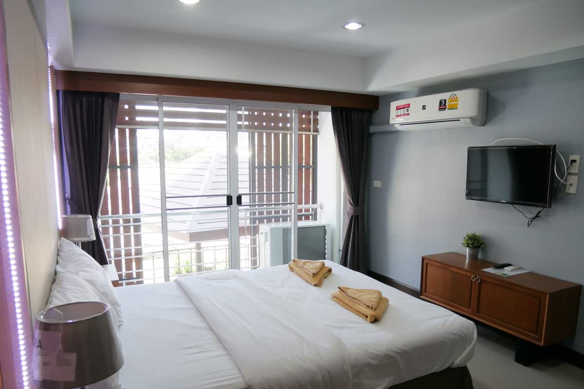 Desk, soundproofing, free WiFi, bed sheets