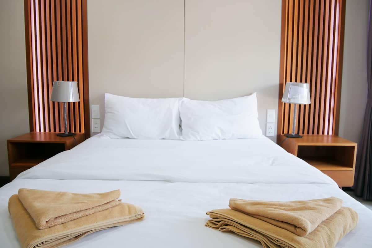 Desk, soundproofing, free WiFi, bed sheets