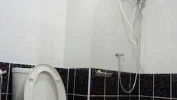 Shower, perlengkapan mandi gratis, sandal, dan handuk