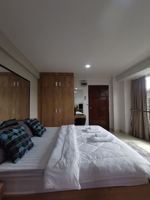Standard Double Room | Laptop workspace, free WiFi, bed sheets - W Residents (Bangkok)