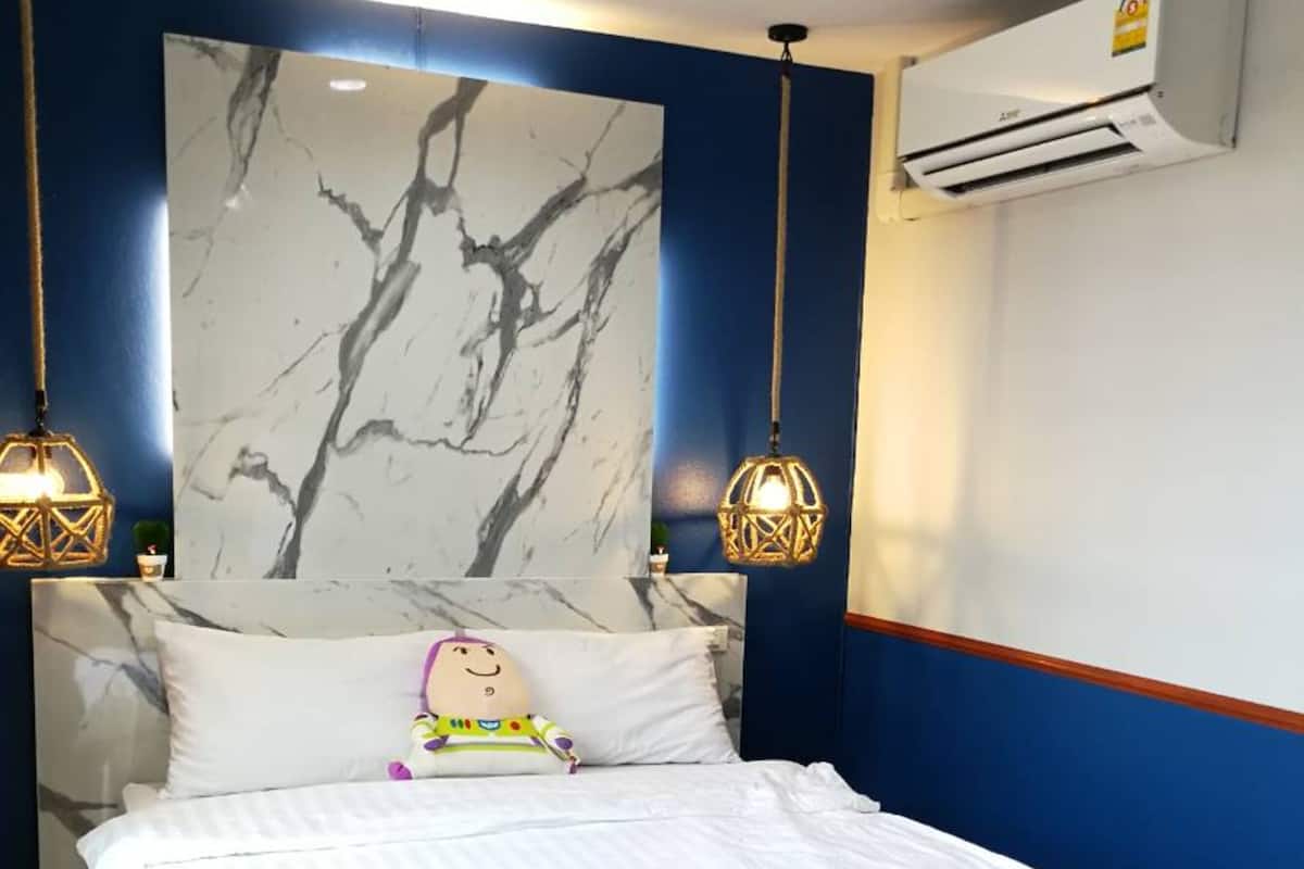 Laptop workspace, free WiFi, bed sheets