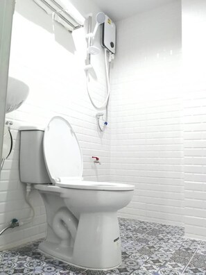 Shower, free toiletries, towels - @Saphan Pla Bangkok (Bangkok)