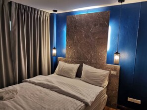 Laptop workspace, free WiFi, bed sheets - @Saphan Pla Bangkok (Bangkok)