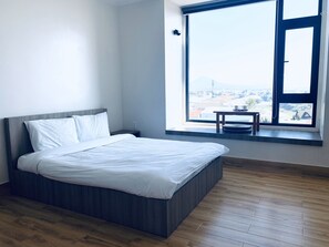 Minibar, Schreibtisch, kostenloses WLAN, Bettwäsche
