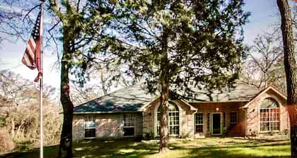 BestStays@ Angel near Lake Palestine.TVs in all Rooms large groups Fenced