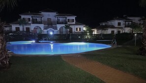 Sisäuima-allas, ulkouima-allas