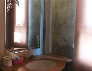 Buồng tắm vòi sen, khăn tắm