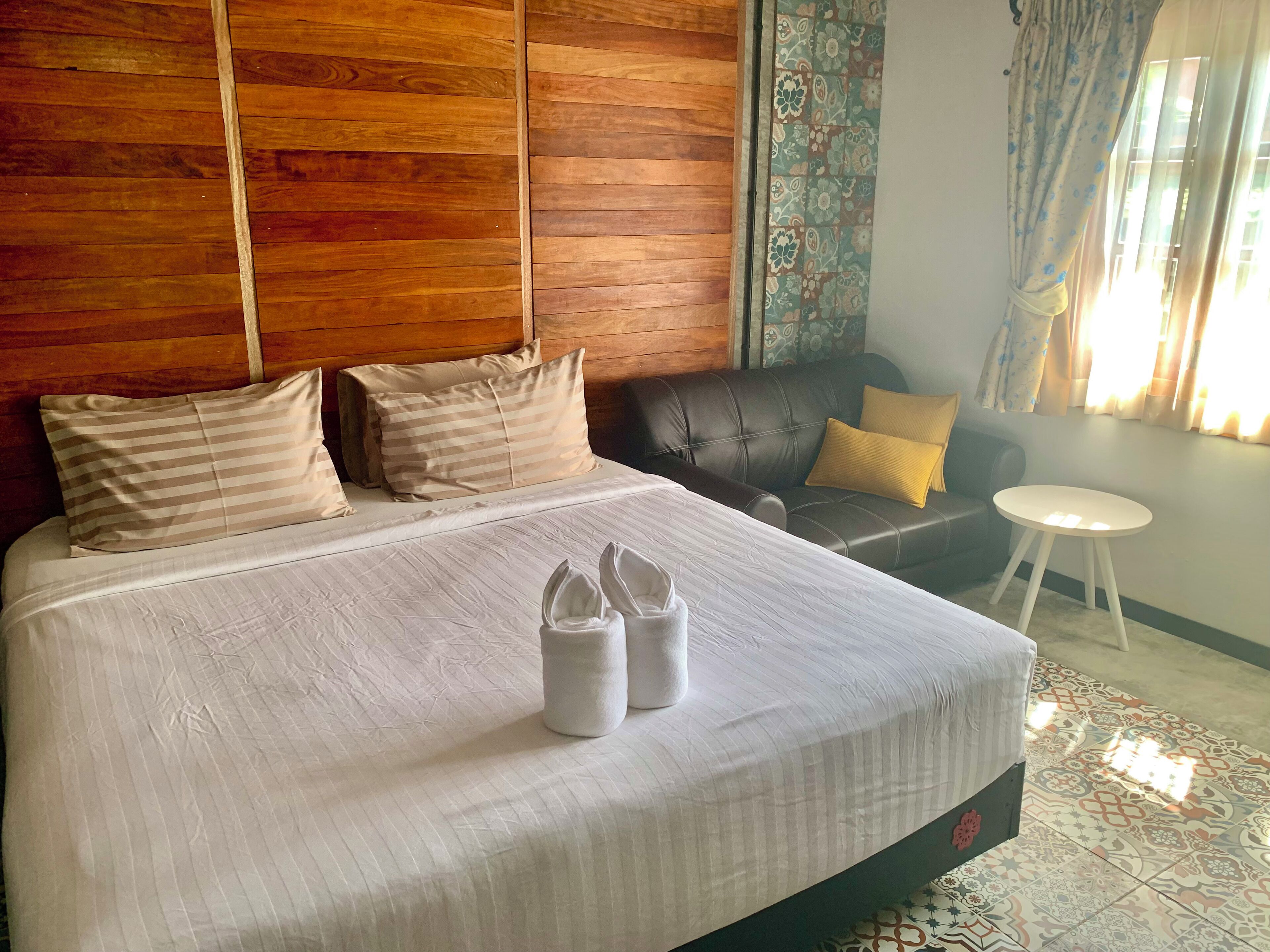 Escritorio, wifi gratis y ropa de cama 