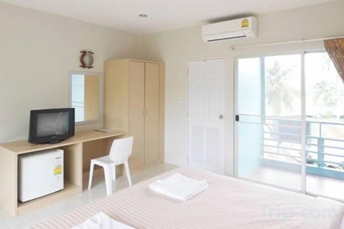 Desk, WiFi (free), bed sheets