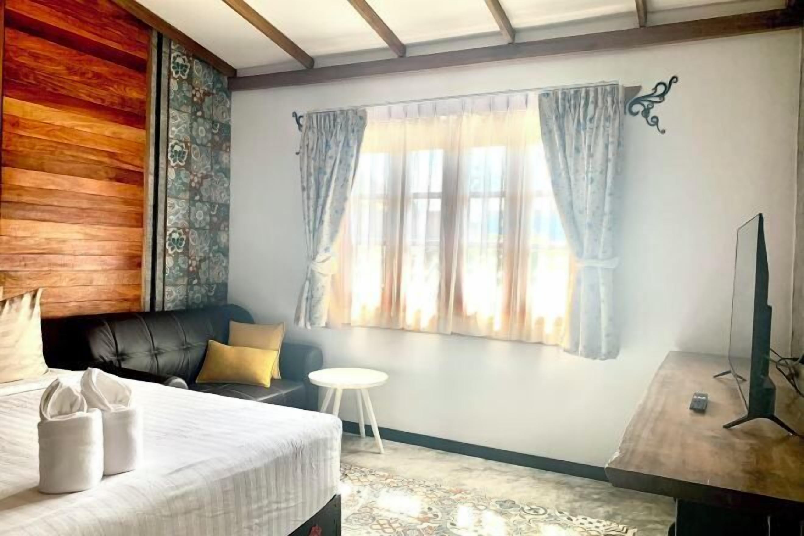 Escritorio, wifi gratis, ropa de cama