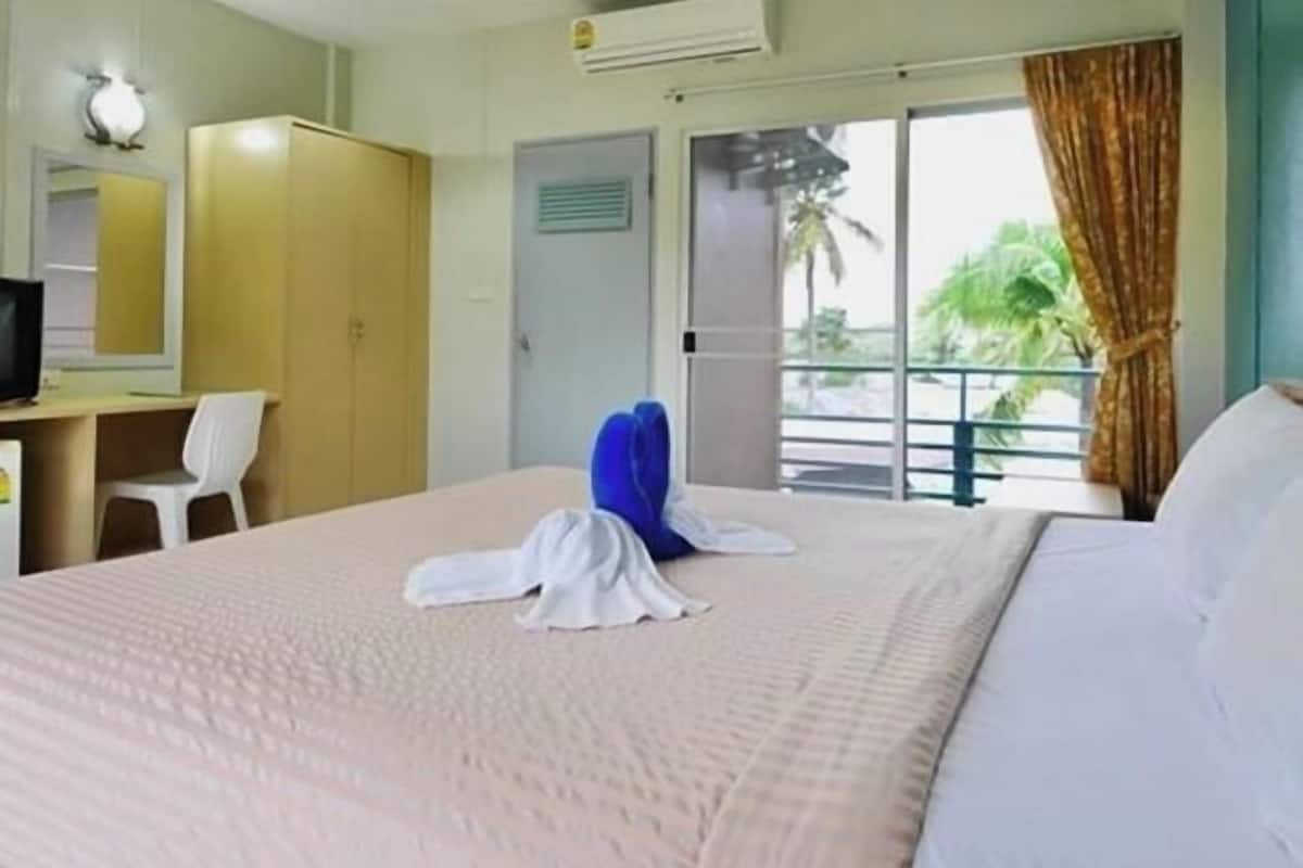 Desk, WiFi (free), bed sheets