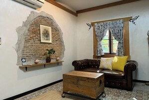 Grand Double Room | Desk, free WiFi, bed sheets