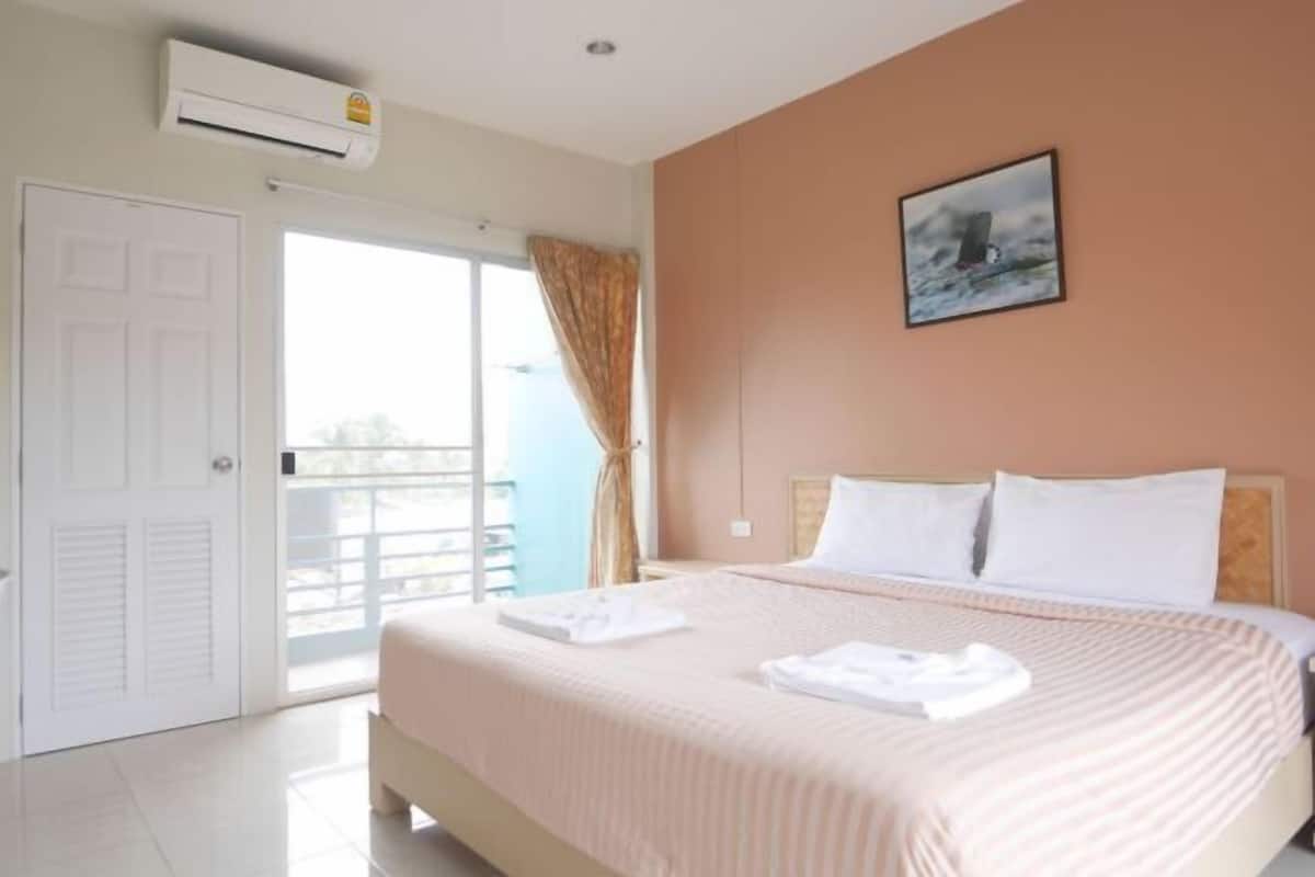 Una scrivania, Wi-Fi gratuito, lenzuola