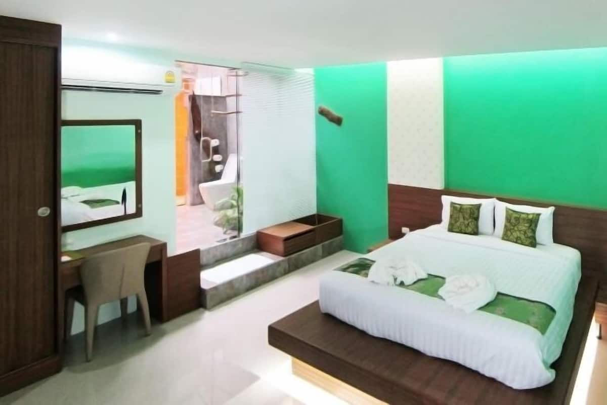 Desk, WiFi (free), bed sheets