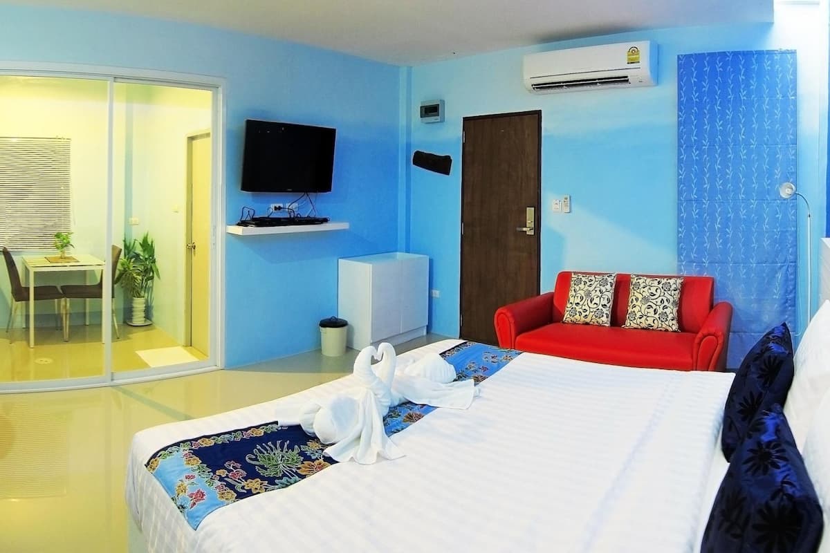Deluxe Room | Desk, WiFi (free), bed sheets