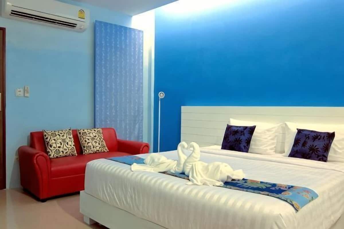 Desk, WiFi (free), bed sheets