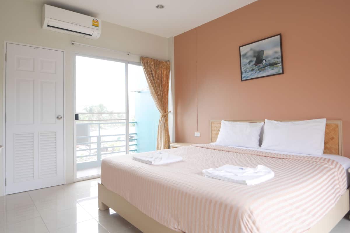 Standard Room | Desk, WiFi (free), bed sheets