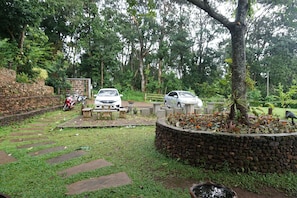 Tempat letak kenderaan sendiri percuma