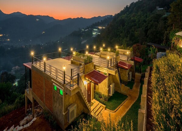 ด้านหน้าที่พัก - ตอนเย็น/กลางคืน