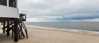 SUNSETS Couples families , Beach, deck, screen porch BBQ WiFi bch tags, dogs ok